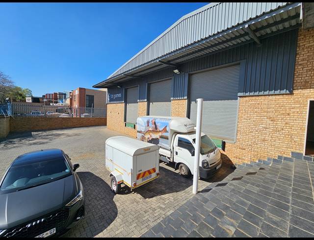 1,280M² WAREHOUSE FOR SALE IN NORTH RIDING